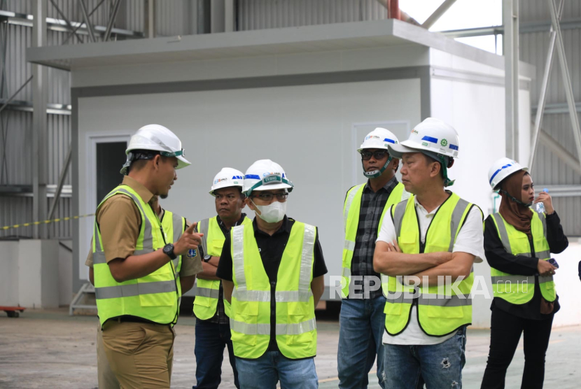 Dinas Lingkungan Hidup Provinsi Jakarta mengajak perwakilan warga untuk meninjau fasilitas pengelolaan sampah RDF Rorotan, Senin (14/7/2025).