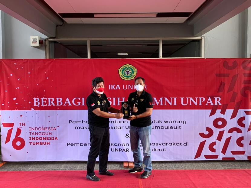 Dinas Pariwisata dan Kebudayaan (Disparbud) Jawa Barat dengan sejumlah ikatan alumni berkolaborasi membantu warga terdampak pandemi Covid 19.