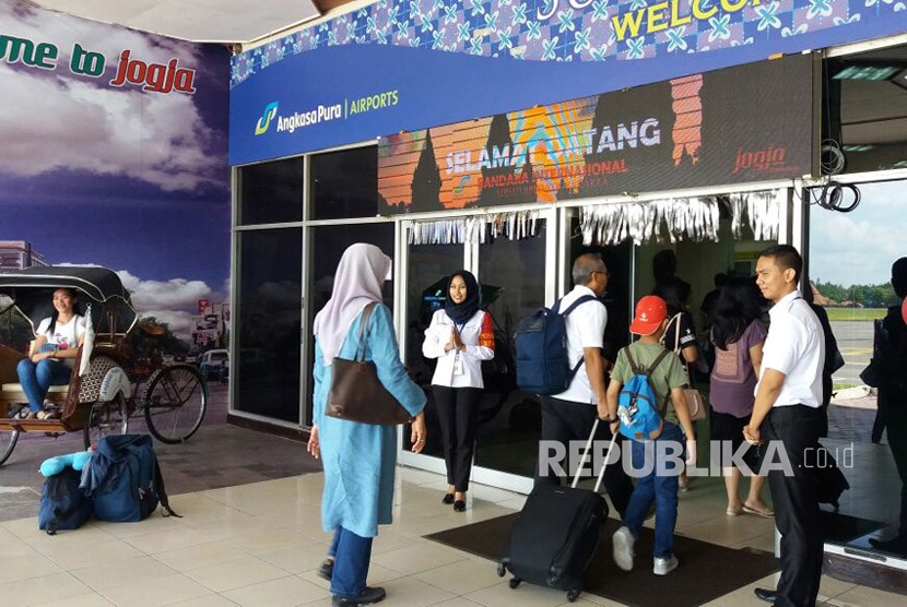Dinas Pariwisata DIY memberikan sambutan tari-tarian untuk wisatawan di pintu kedatangan Bandara Adisutjipto.   Selain Bandara Adisutjipto, sambutan itu dihadirkan pula di Stasiun Tugu Yogyakarta dan Jalan Malioboro. Ahad (24/13). 