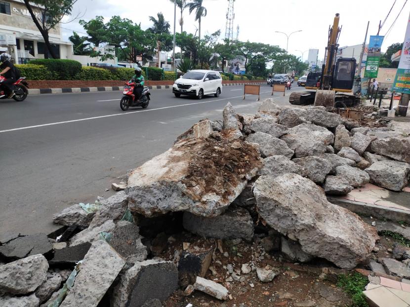 Dinas Pekerjaan Umum dan Penataan Ruang (PUPR) Kota Depok mulai melakukan penataan trotoar Jalan Margonda Raya, Kota Depok, yang selama ini dikeluhkan pejalan kaki karena sempit dan rusak.