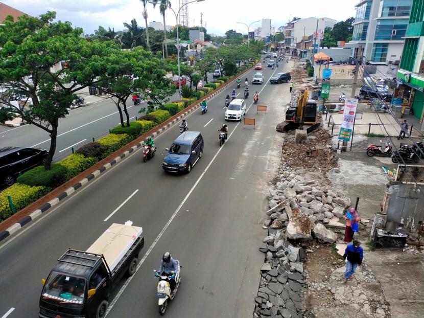 Dinas Pekerjaan Umum dan Penataan Ruang (PUPR) Kota Depok akhirnya melakukan penataan trotoar Jalan Margonda yang selama ini dikeluhkan pejalan kaki karena sempit dan rusak. 
