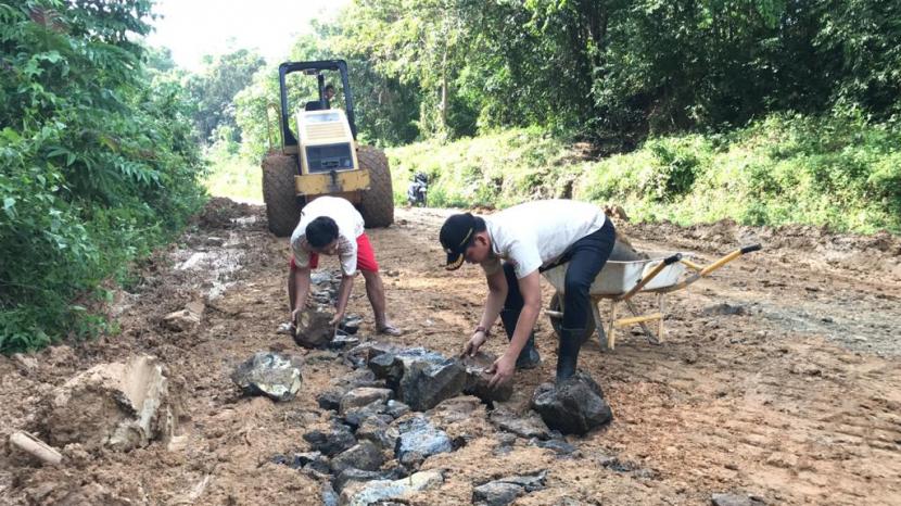 Dinas Pekerjaan Umum dan Perumahan Rakyat (PUPR) Musi Banyuasin (Muba) perbaiki jalan di dua desa Kecamatan Jirak Jaya yakni Desa Jembatan Gantung dan Desa Talang Simpang.