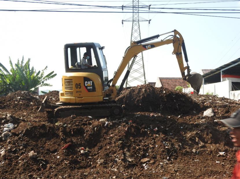 Dinas Pekerjaan Umum, Penataan Ruang, Perumahan dan Kawasan Permukiman (DPUPRPKP) kembali mengeruk tumpukan sampah yang menggunung di kawasan Jalan Puntodewo, Kota Malang, Selasa (9/8/2022). 