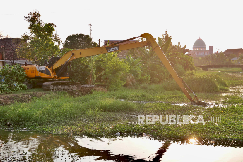 Dinas Pekerjaan Umum Sumber Daya Air Dan Penataan Ruang (Pusdataru) Provinsi Jawa Tengah (Jateng) melakukan pengerukan sedimentasi Sungai Dombo di Kecamatan Sayung, Kabupaten Demak. Pengerukan yang dimulai sejak Kamis (12/6/2025) dan diperkirakan memakan waktu dua pekan bertujuan mengatasi masalah banjir rob di wilayah tersebut. 