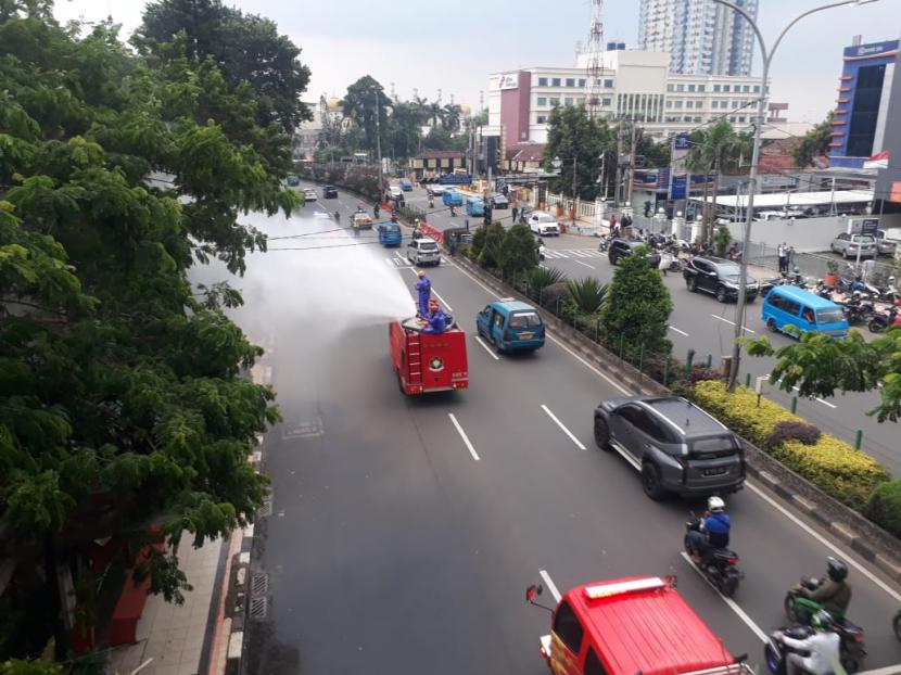 Dinas Pemadam Kebakaran dan Penyelamatan (Damkar) Kota Depok melakukan penyemprotan disinfektan di sepanjang Jalan Margonda Raya Depok, Senin (23/3/2020).