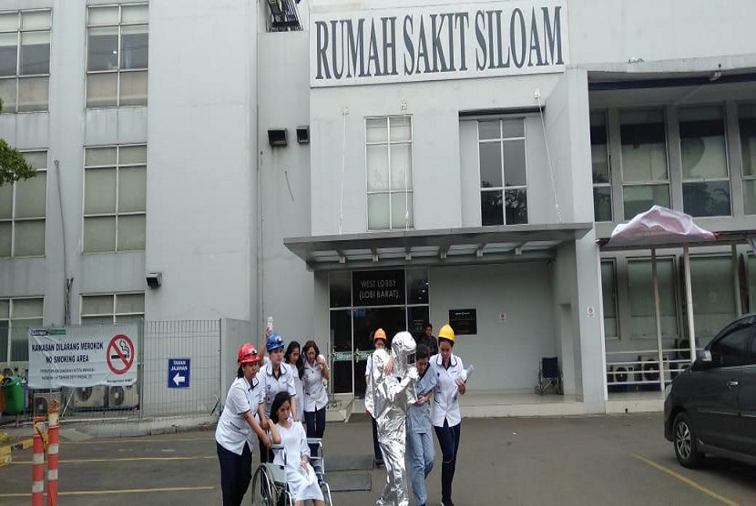 Dinas Pemadam Kebakaran Kota Bekasi (Disdamkar) menggelar simulasi pelatihan tanggap bencana di RS Siloam Hospitals Bekasi Timur.