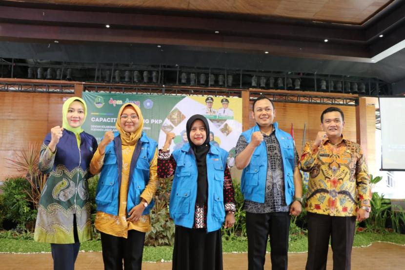 Dinas Pemberdayaan Masyarakat dan Desa (DPM-D) Jawa Barat melibatkan berbagai unsur guna mensosialisasikan dan mengantisipasi penyebaran penyakit. Salah satunya, dengan melakukan sinergi bersama 655 koordinator Posyandu dari setiap kecamatan se Jabar. 
