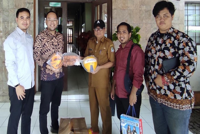 Dinas Pemuda Olahraga (Dispora)  terhadap penyelenggaraan BSI Flash Kota Bekasi, Dispora  Bekasi memberikan bantuan bola kepada BSI Flash.