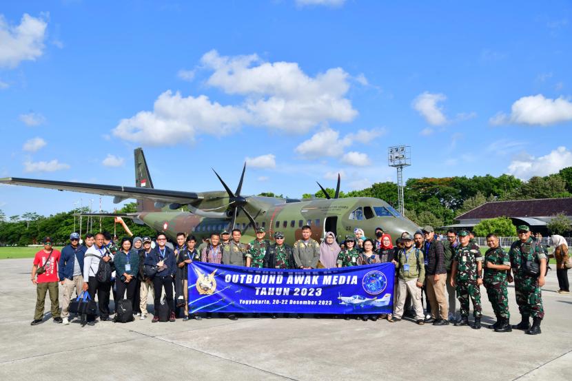 Dinas Penerangan TNI Angkatan Udara (Dispenau) menggelar kegiatan Outbond Awak Media 2023 di sejumlah satuan jajaran TNI AU di Lanud Adisutjipto  Yogyakarta, Rabu (20-21/12/2023). 