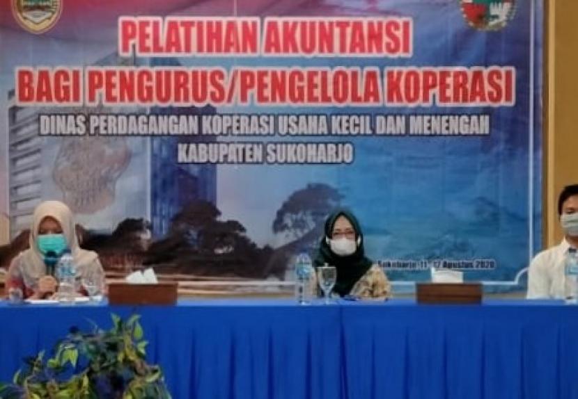 Dinas Perdagangan Koperasi Usaha Kecil dan Menengah (UKM) Kabupaten Sukoharjo, Jawa Tengah, menyelenggarakan Pelatihan Akuntansi Koperasi bagi 30 pengelola dan pengurus koperasi, Selasa (11/8).