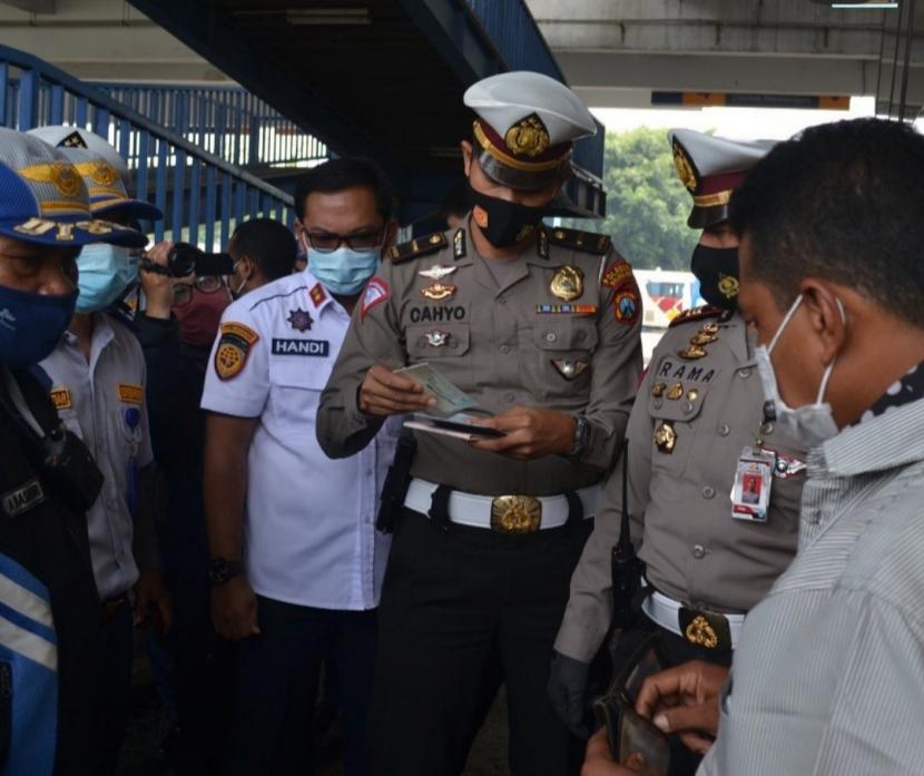 Dinas Perhubungan dan Polresta Malang Kota (Makota) memeriksa kelayakan dan penerapan protokol kesehatan (prokes) pada bus antarkota di Terminal Arjosari, Selasa (27/10).