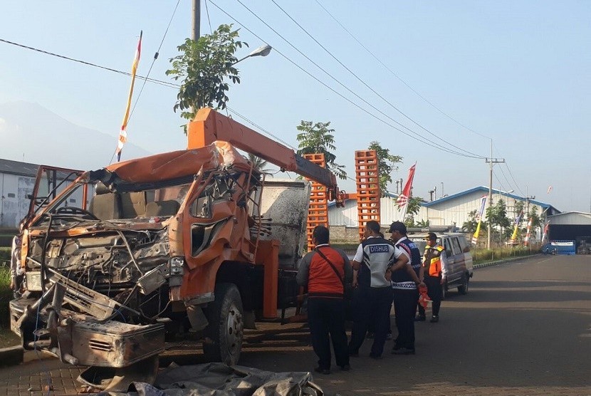 Dinas Perhubungan (Dishub) Jawa Timur dan TAA Ditlantas Polda Jatim melakukan olah TKP kecelakaan maut di Karangploso, Kabupaten Malang, Jawa Timur, Sabtu (26/8). 