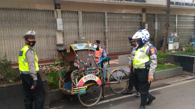 Dinas Perhubungan (Dishub) Kota Bandung menertibkan sejumlah parkir liar dan becak yang beroperasi di zona dilarang di sepanjang Jalan Otto Iskandar Dinata, Jumat (11/12) pagi. Belasan becak dan kendaraan roda dua terjaring razia dan langsung diberikan teguran dan peringatan. 