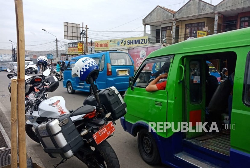 Dinas Perhubungan (Dishub) Kota Bogor mengawal pengoperasian kembali Trans Pakuan Koridor (TPK) 4 atau angkot modern, Senin (12/11), di perempatan Ciawi, Kota Bogor. Dari pentauan Republika, terdapat penolakan dari sejumlah angkot konvensional terkait pengoperasian kembali angkot modern.