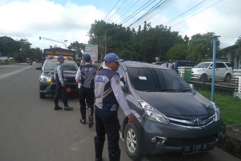 Dinas Perhubungan (Dishub) Pemkab Muba tengah gencar-gencarnya  melakukan sosialisasi parkir serta akan menindak tegas bagi pengendara yang parkir sembarangan di atas trotoar. 