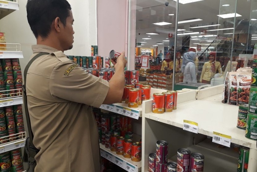 Dinas Perindustrian dan Perdagangan (Disperindag) Kota Tasikmalaya menggelar sidak makanan sarden kalengan ke pusat perbelanjaan modern, Senin (26/3).