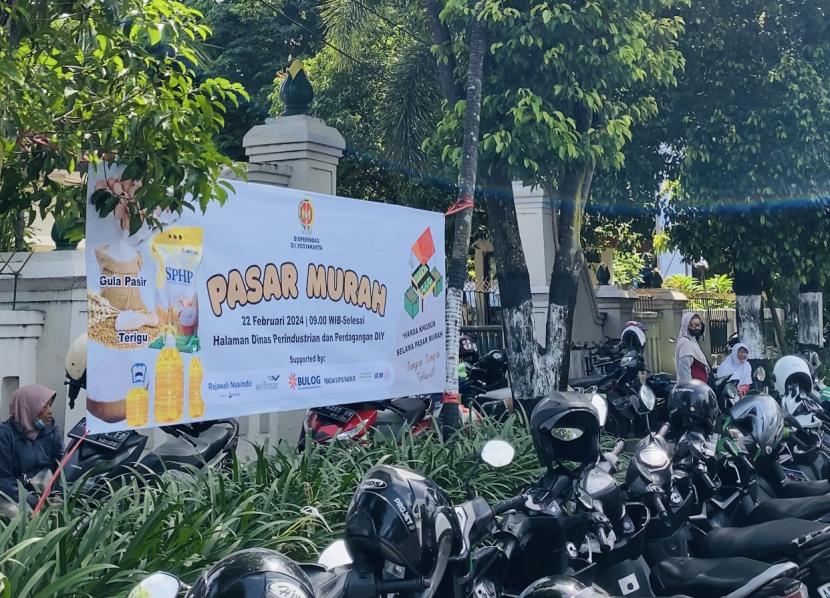Dinas Perindustrian dan Perdagangan DIY menggelar acara pasar murah di halaman Disperindag DIY di Jalan Kusumanegara Nomor 9, Yogyakarta, Kamis (22/2/2024). 