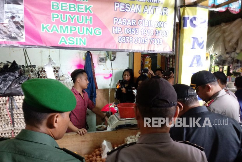 Dinas Perindustrian dan Perdagangan Kabupaten Bogor bersama jajaran Polres Bogor memeriksa stok dan harga bahan pangan di Pasar Cibinong, Bogor, Selasa (19/12).