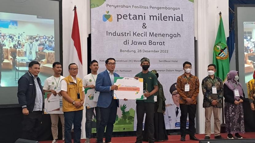 Dinas Perindustrian dan Perdagangan Provinsi Jawa Barat menyerahkan fasilitasi Kekayaan Intelektual (KI) Merek, Sertifikasi Halal, Desain Kemasan, dan Pameran Dalam Negeri kepada ratusan Petani Milenial dan Industri Kecil Menengah (IKM).