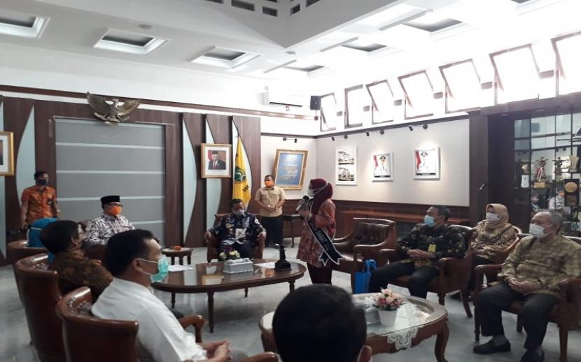 Dinas Perpustakaan dan Arsip Daerah Jawa Barat mengenalkan duta baca Jabar kepada Kota Sukabumi di Balai Kota Sukabumi, Jumat (23/4).