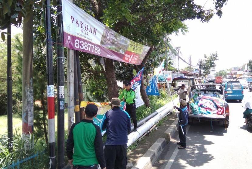 Dinas Perumahan dan Permukiman (Disperumkim) Kota Bogor bersama Badan Pendapatan Daerah (Bapenda) Kota Bogor, sedang melakukan operasi gabungan penertiban sampah visual seperti spanduk, banner dan umbul-umbul.