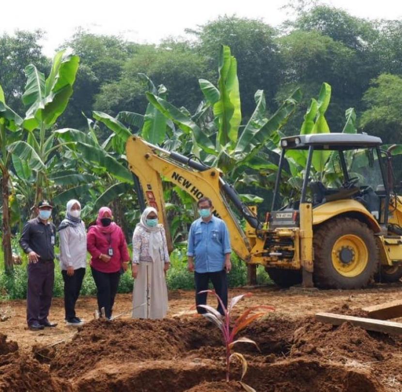 Dinas PUPR Kota Bogor turunkan backhoe untuk menggali makam khusus Covid-19 di TPU Situ Gede dan TPU Kayumanis, Kota Bogor.