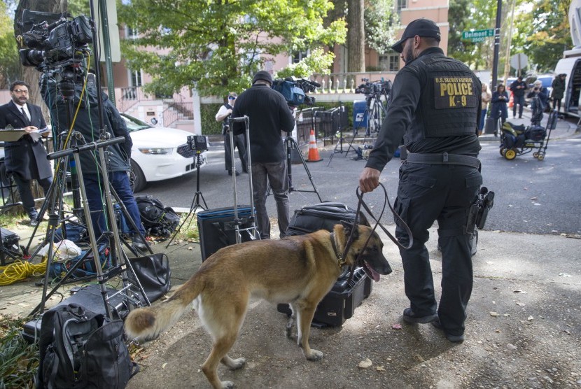  Dinas Rahasia Amerika Serikat menggunakan anjingnya untuk menyisir pos pemeriksaan di dekat rumah Presiden Barack Obama, di Washington, Rabu (24/10) . Dinas Rahasia AS mengatakan agen-agen telah mencegat paket-paket berisi 