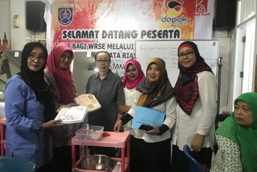 Dinas Sosial (Dinsos) Kota Depok memberikan pelatihan kerajinan tangan ke para Lanjut Usia (Lansia) yang digelar di Lembaga Kursus dan Pelatihan Putri Ayu, selama tiga hari, 12-14 Februari 2020.