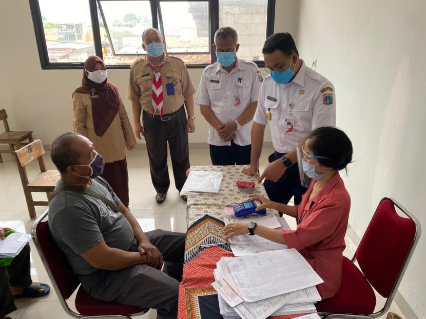 Dinas Sosial DKI Jakarta bersama Bank DKI mulai menyalurkan Bantuan Sosial Tunai (BST) dalam rangka meringankan dampak pandemi Covid-19 bagi masyarakat.