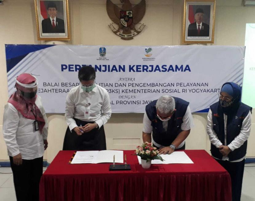 Dinas Sosial Jawa timur bekerja sama dengan Balai Besar Penelitian dan Pengembangan Pelayanan Kesejahteraan Sosial (B2P3KS) Kemensos menandatangani kerja sama dalam upaya pengentasan kemiskinan berbasis riset di Surabaya, Senin (21/9). 