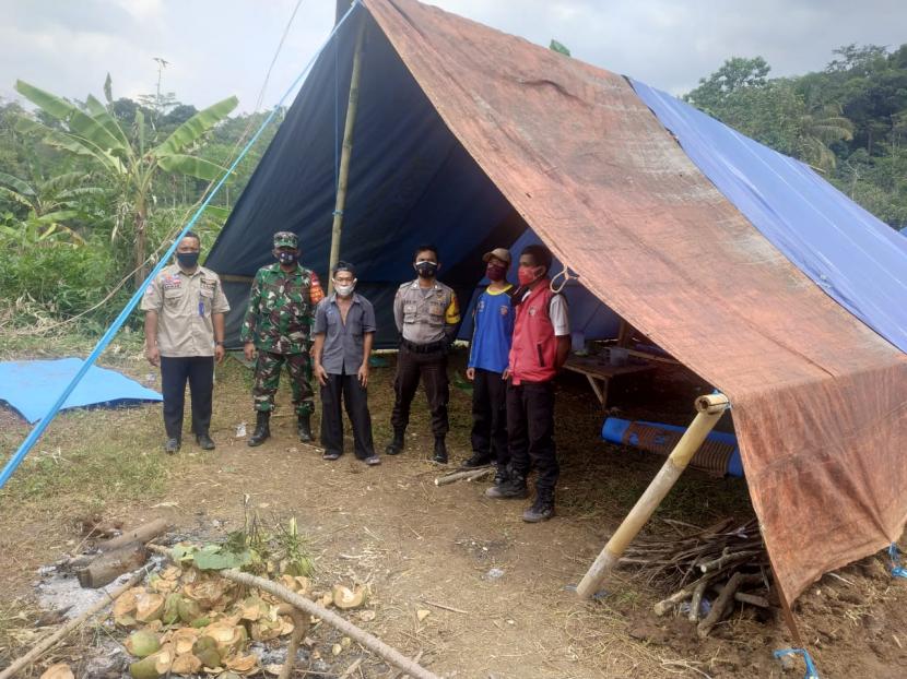 Dinas Sosial Kabupaten Tasikmalaya mendirikan tenda darurat untuk mengungsikan warga di Desa Bojongsari, Kecamatan Gunungtanjung, yang terdampak pergerakan tanah, Selasa (9/2). 