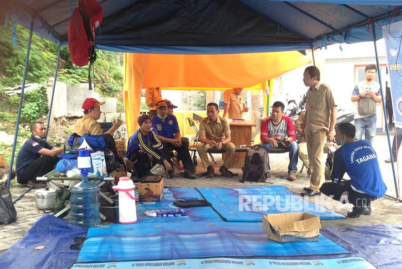 Dinas Sosial NTB mendirikan posko pendataan pengungsi erupsi Gunung Agung di Pelabuhan Lembar, Kabupaten Lombok Barat, NTB. 