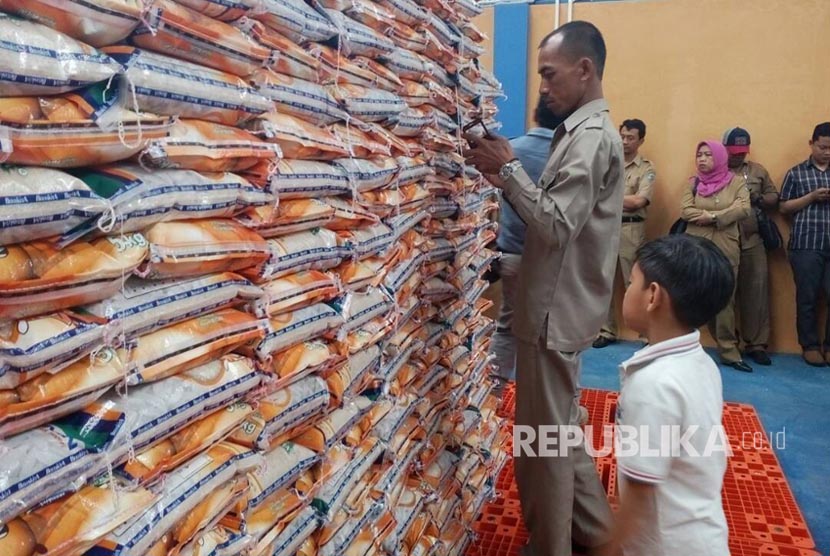 Dinas sosial Pemkot Tasikmalaya sidak beras sejahtera (rastra) ke gudang Lingga Jaya Subdivre Bulog Ciamis, Selasa (30/5). Dalam sidak itu beras ditemukan dalam kondisi berkutu. 
