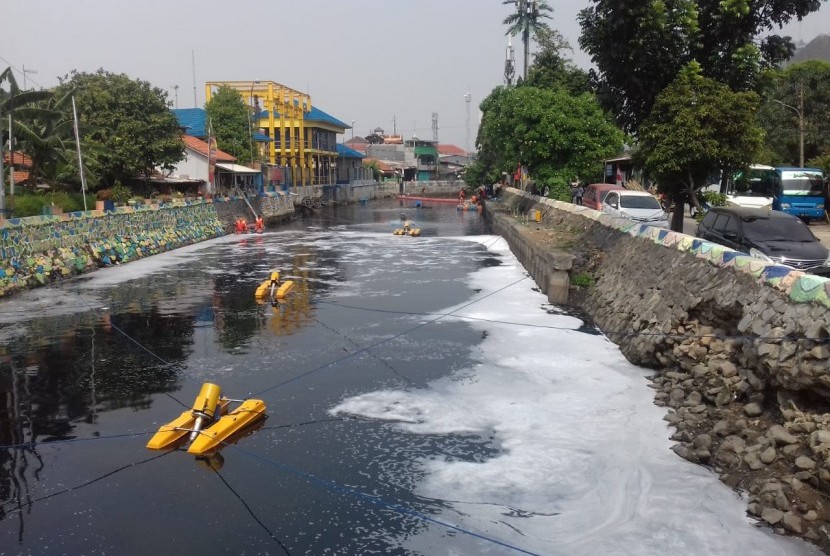 Dinas Sumber Daya Air (SDA) melakukan Areasi untuk meningkatkan kadar oksigen di dalam air kali Sentiong, Rabu (1/8). 