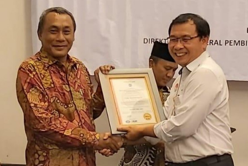 Dinas Tenaga Kerja dan Transmigrasi (Disnakertrans) Kabupaten Serang meraih sertifikat Standar Nasional Indonesia-International Organization for Standardization (SNI ISO) 9001:2015 tentang Quality Management System.