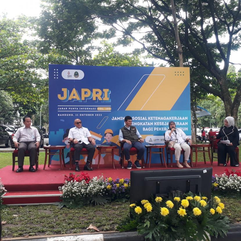 Dinas Tenaga Kerja dan Transmigrasi Provinsi Jawa Barat menggandeng Bulog untuk menjembatani perusahaan dan industri di Jawa Barat dalam menyediakan kebutuhan pangan pokok dengan harga terjangkau bagi para pekerjanya. Hal tersebut, masuk dalam program Smart Nakertrans Jabar.