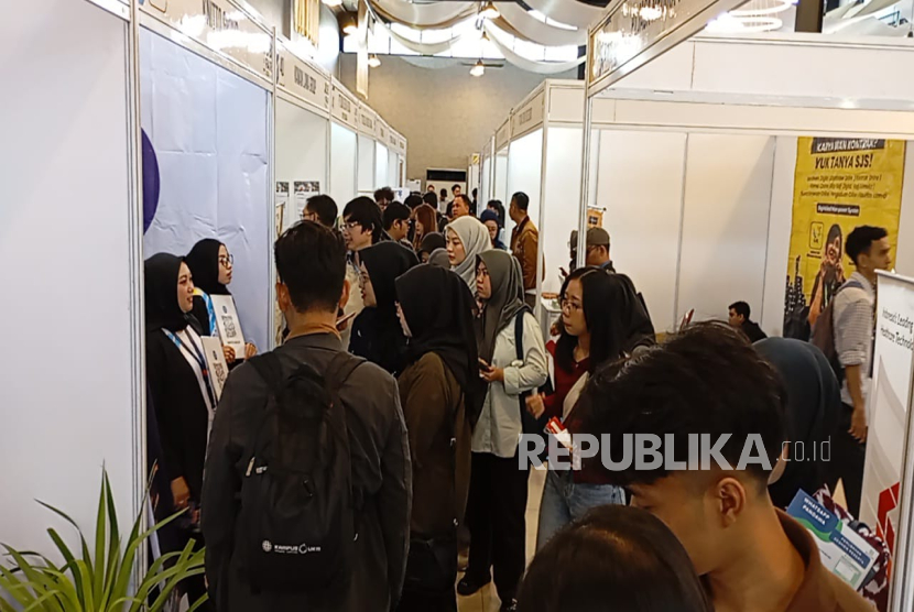Dinas Tenaga Kerja (Disnaker) Kota Bandung tengah menyelenggarakan Job Fair di Kiara Artha Park, sejak tanggal 19 hingga 20 November.