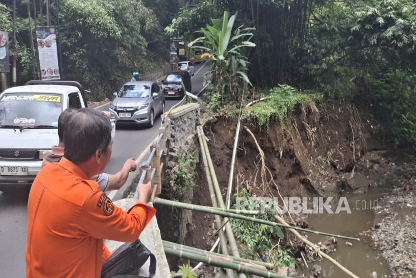 Akses Jembatan Keramat Menuju Kawasan Wisata Lembang Tergerus Longsor