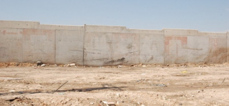 Dinding pemisah antara komunitas Arab dan Yahudi di Kota Lod, Israel.