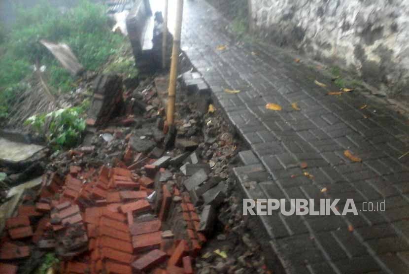 Dinding penahan jalan kampung di kawasan Gang Pulau Galang RT 14 RW 01, Kelurahan Kasin, Kecamatan Klojen, Kota Malang ambruk. Dinding ini dilaporkan tak kuat menahan air akibat intensitas hujan yang tinggi. 