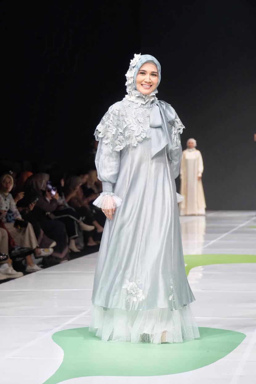 Dine Mutiara, istri Sahrul Gunawan dalam event Jakarta Muslim Fashion Week