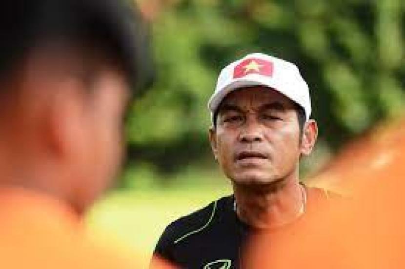 Pelatih timnas U-19 Vietnam, Dinh The Nam.