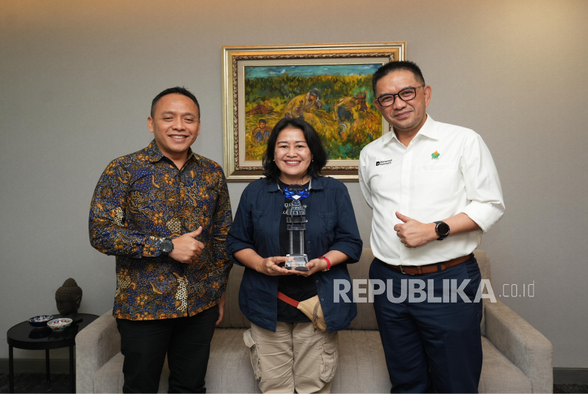 Dini Sriwati, karyawan PalmCo meraih juara pertama dalam lomba baca puisi antar insan Danantara tahun 2025 yang digelar di gedung Kementerian BUMN, Selasa (23/9/2025).