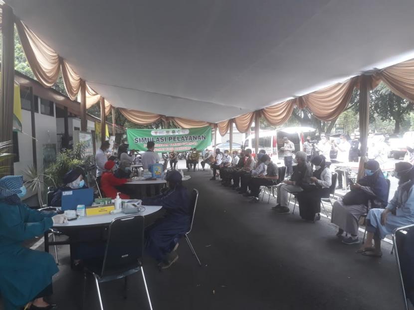 Dinkes Kota Bandung melakukan simulasi vaksinasi di puskesmas Balai Kota Bandung, Rabu  (23/12). 