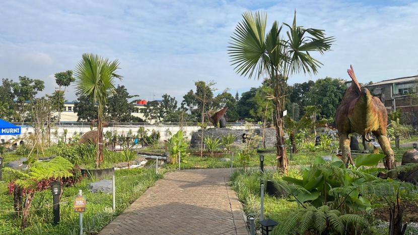 Dino Park terbesar yang berlokasi di Kiara Artha Park Bandung.