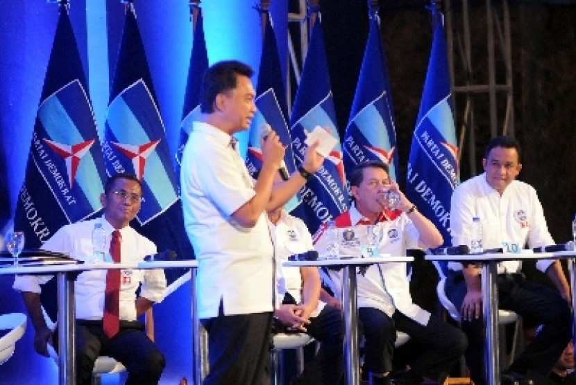Dino Patti Djalal (berdiri) dalam debat putaran final konvensi Partai Demokrat di Jakarta.