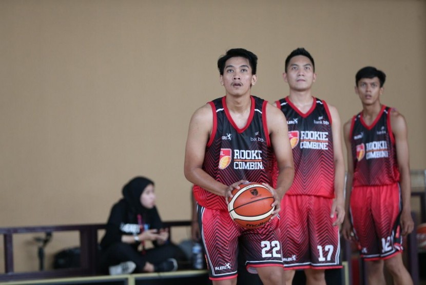 Dio Syahputra (pegang bola) salah satu peserta IBL Rookie Combine 2019. IBL kembali akan menggelar IBL Rookie Combine tahun ini.