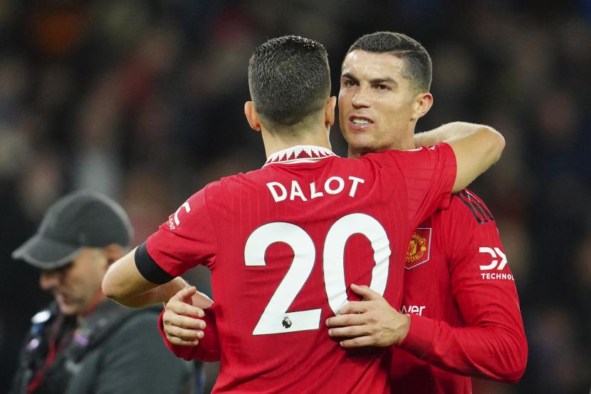  Diogo Dalot dari Manchester United,dan Cristiano Ronaldo (kanan) berpelukan usai pertandingan sepak bola Liga Primer Inggris belum lama ini.