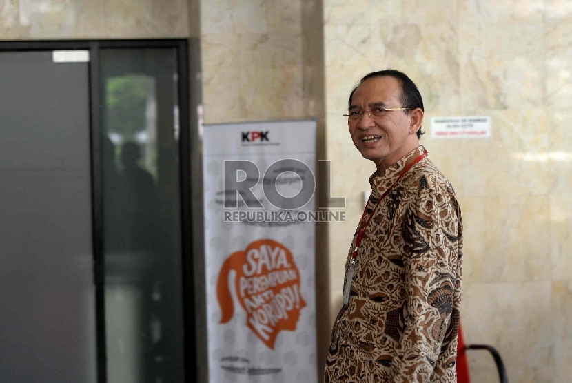 Mantan Menteri Agama, Suryadharma Ali, memenuhi panggilan penyidik Komisi Pemberantasan Korupsi (KPK) di Gedung KPK, Jakarta, Jumat (10/4).   (Republika/ Wihdan)