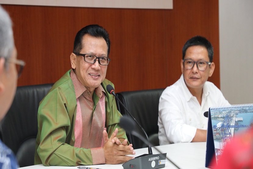 Diplomat Ahli Utama Kemenlu RI, Dr. Sudjatmiko (batik hijau) saat melakukan kunjungan kerja ke BP Batam
